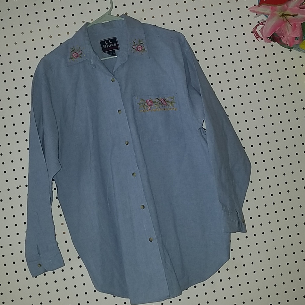 Womens Longsleeve Button Shirt w Emroidrey Flowers
